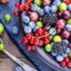 Как накормить ребенка ягодами, чтобы не появилась аллергия: рассказывает врач