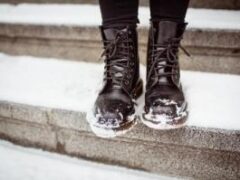 Как эффективно избавиться от соли на обуви 
