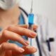 На коронавирус в Украине заболело 5 062 людей и ни единой прививки за сутки в восьми областях