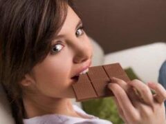Диетолог рассказала, как унять тягу к шоколаду