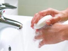 Специалисты развенчали миф о необходимости мытья рук горячей водой