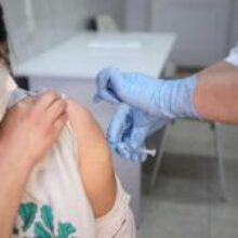 После второй дозы вакцины женщина потеряла речь