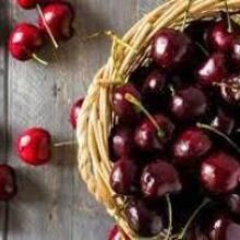 Медики рассказали, кому опасно есть черешню
