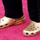 Бренд Crocs станет полностью веганским к концу 2021 года