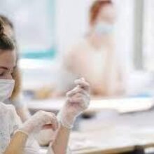Учитель с COVID-19 заразил половину учеников в классе