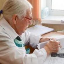 Медиков-пенсионеров призывают вернуться на работу