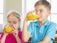Эксперты сказали, до какого возраста детям нельзя давать сок