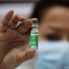 В AstraZeneca разгадали, почему вакцина против ковида вызывает тромбы