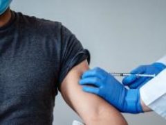 Гинцбург призывает вакцинировать по 700 000 человек в день